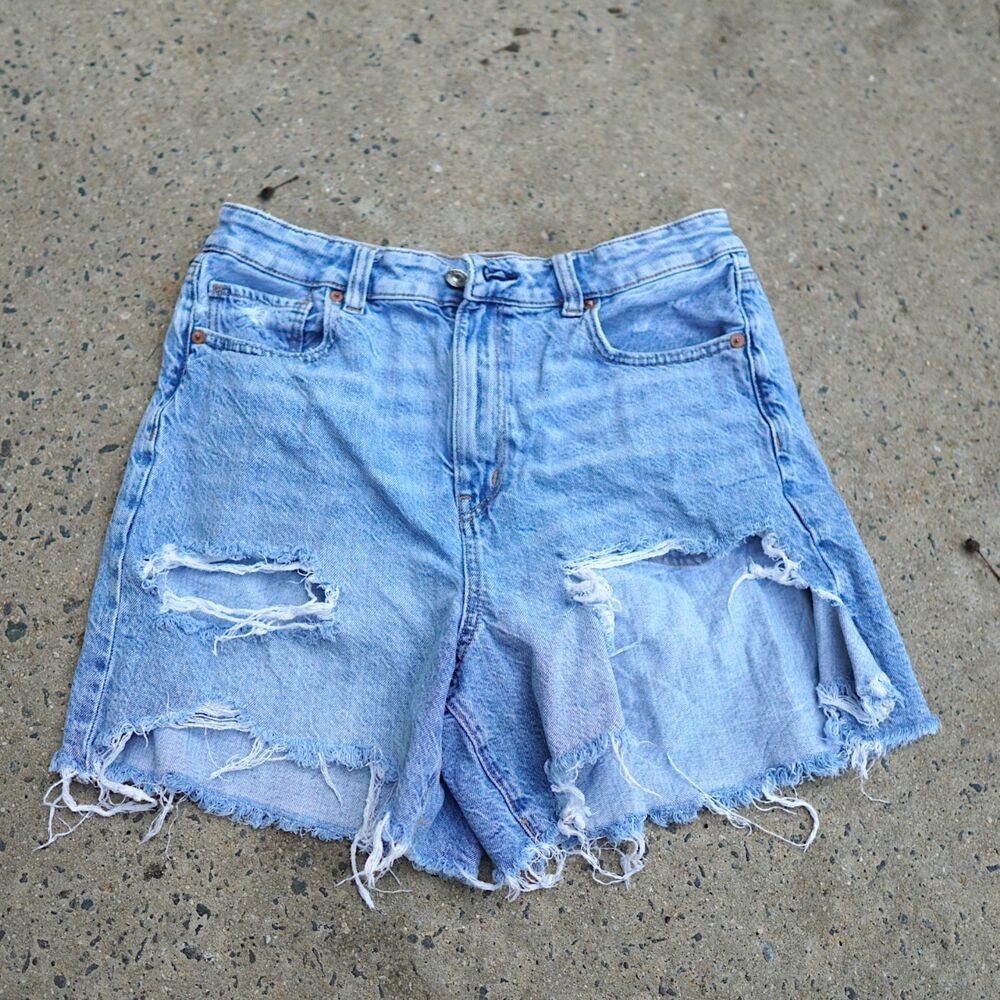 American Eagle Baggy Mom Shorts Size 8 Distressed Light Wash Denim Raw Hem